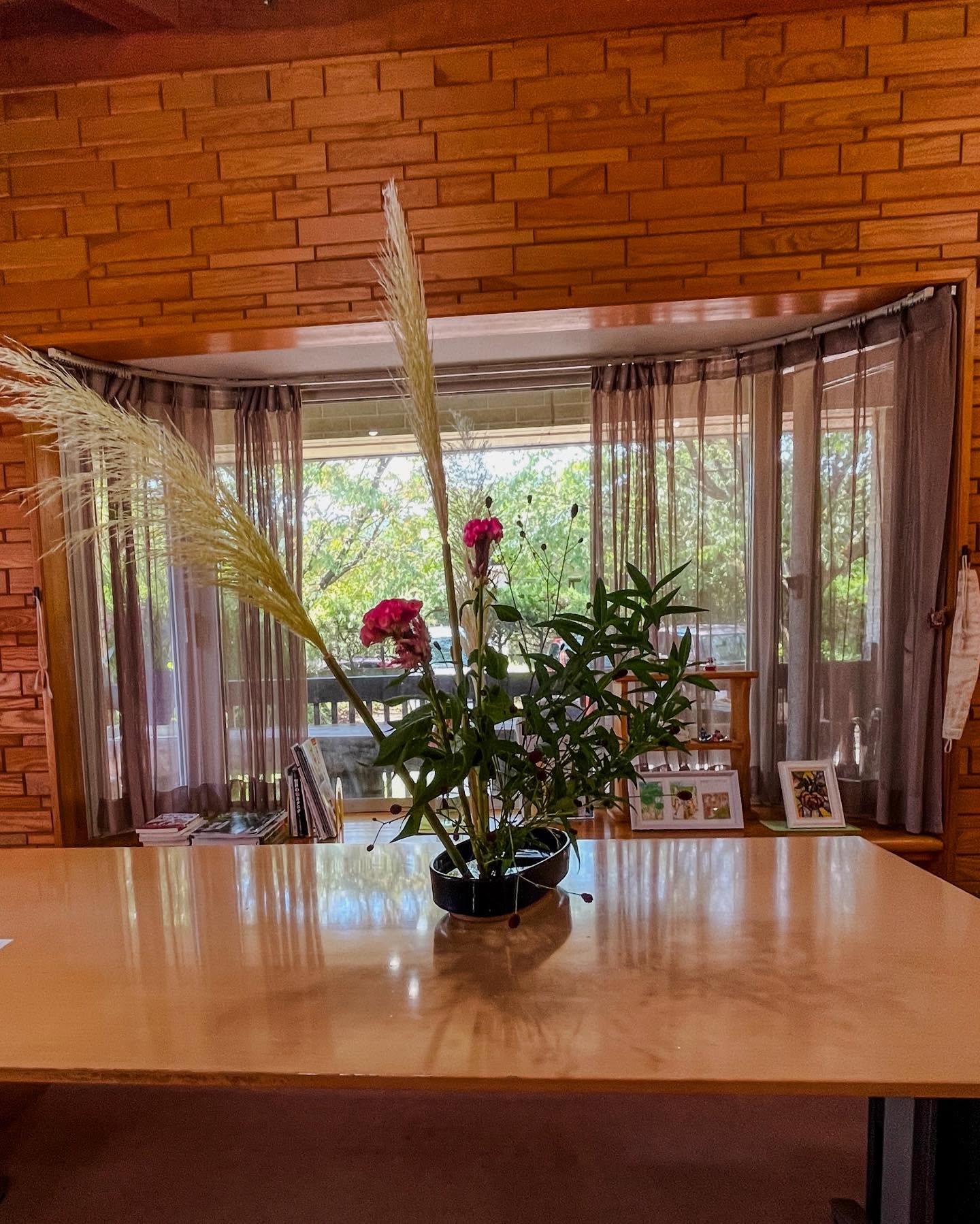 今日は楽しみにしている、#いけばな の日でした。1枚目はわたしの作品です。早く先輩たちに追いつきたいです！ - from Instagram