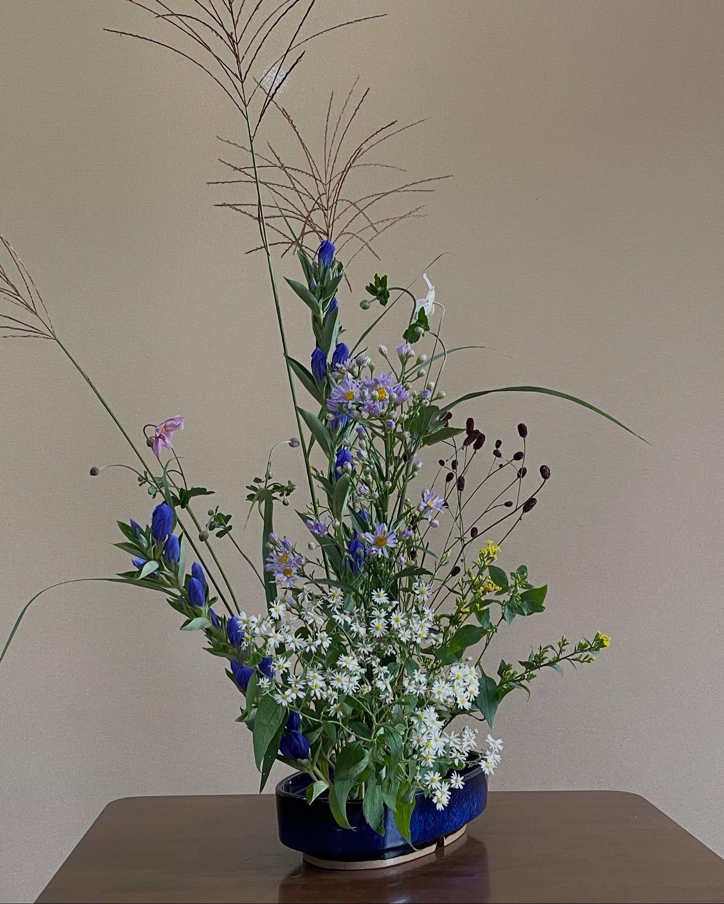 今日も楽しみにしていた　#いけばな 教室です。1枚目は私の作品です。2枚目以降は先輩方の作品です。もっともっと上達したいです。#生け花 - from Instagram