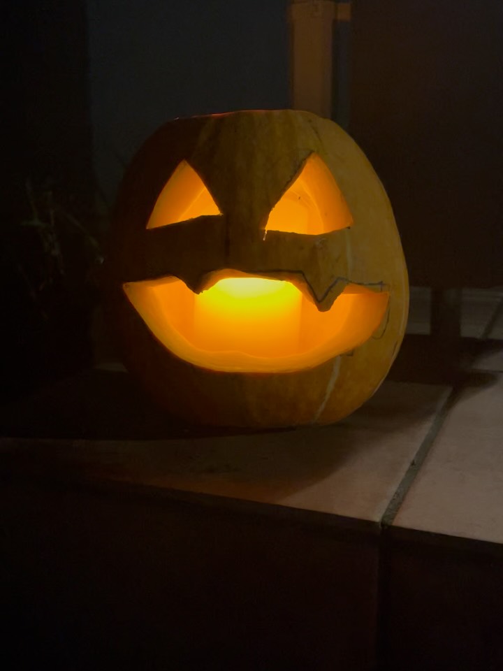 種から大切に育てたお化けカボチャで、ジャックオーランタンを作りました大きさはちょっと小ぶりだけど、心を込めて彫った、愛着たっぷりの作品です。うまくできたかな?みなさんも素敵なハロウィンを#ジャックオーランタン#ハロウィン#お化けカボチャ#種から育てた#家庭菜園#カボチャ#手作り#心がこもってる#ハロウィン飾り#ハッピーハロウィン#jackolantern#halloween#pumpkincarving#pumpkin#grownfromseed#homegrown#diy#handmade#halloweendecor#happyhalloween - from Instagram