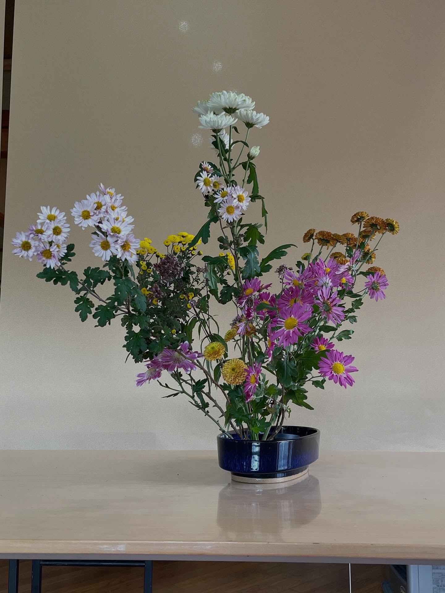 昨日は、通っている広山流いけばな教室のお稽古日でした。1枚目が私の作品です。まだまだ初心者で悪戦苦闘していますが、先生のご指導のもと、なんとか形になりました…!そして、ため息が出るほど素敵なのが先輩方の作品です。同じ花材を使っても、こんなにも表現が違うのかと毎回驚きと感動の連続です。奥が深い「いけばな」の世界。難しいけれど、お花と向き合う時間はとても楽しく、心が洗われます。先輩方の作品をお手本に、これからもお稽古頑張ります!#いけばな#華道#広山流#広山流いけばな#いけばな初心者#いけばな教室#いけばな作品#お稽古#お稽古記録#仙台#仙台市青葉区#新川#花#花のある暮らし#花が好きな人と繋がりたい#日本の伝統#伝統文化#癒しの時間#フラワーアレンジメント#季節の花 - from Instagram